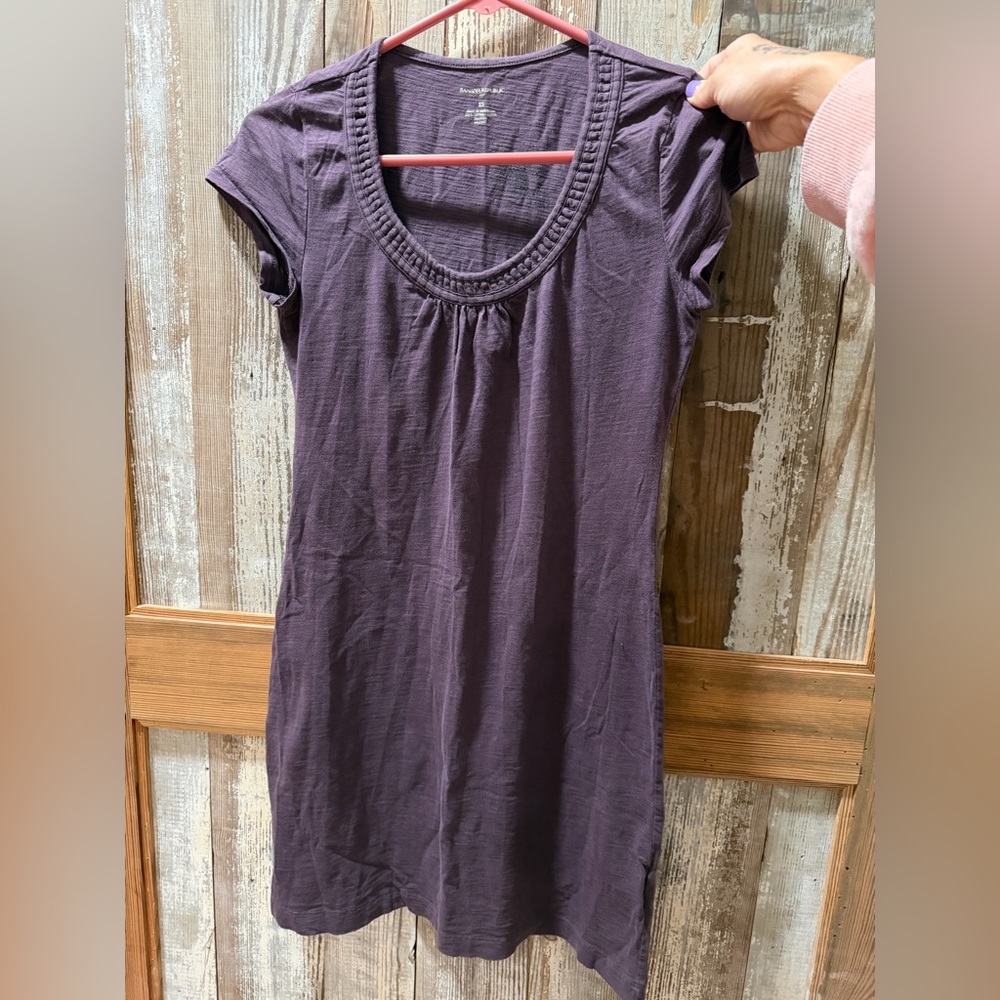 #157 Women’s EUC Banana Republic Plum Scoop Neck Short Sleeve Dress size XS
